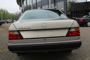 Bild 7/8 von Mercedes-Benz 230 CE (1991)