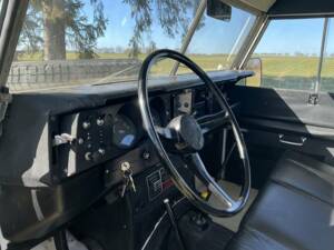 Image 2/8 of Land Rover 109 (1977)