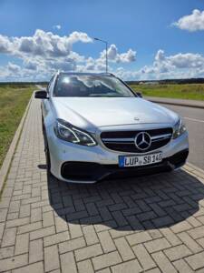 Immagine 4/11 di Mercedes-Benz E 63 S AMG 4MATIC T (2013)