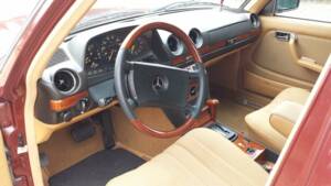 Image 2/8 of Mercedes-Benz 230 E (1983)