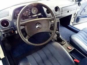 Image 8/19 of Mercedes-Benz 200 (1981)