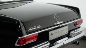 Bild 23/34 von Mercedes-Benz 220 SE b (1963)