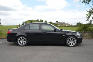Bild 18/48 von BMW 550i (2006)