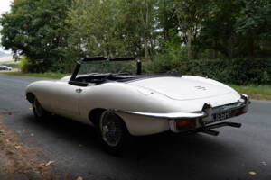 Image 4/17 of Jaguar E-Type (1969)