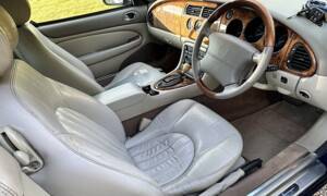 Image 7/36 of Jaguar XK8 4.0 (2001)
