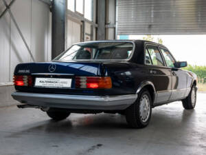 Immagine 2/40 di Mercedes-Benz 380 SE (1985)