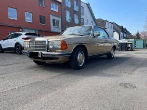 Image 3/20 de Mercedes-Benz 280 CE (1981)