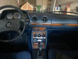 Image 8/26 of Mercedes-Benz 280 E (1982)