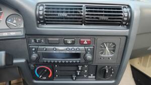 Immagine 18/48 di BMW 325i (1986)