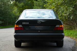 Image 14/63 of Mercedes-Benz 220 E (1993)