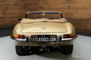 Image 13/18 de Jaguar E-Type (1967)
