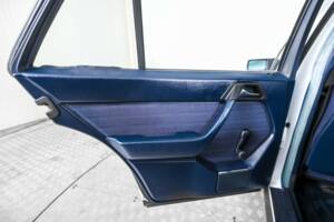 Image 22/50 of Mercedes-Benz 200 (1986)