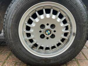 Immagine 38/50 di BMW 320i (1986)