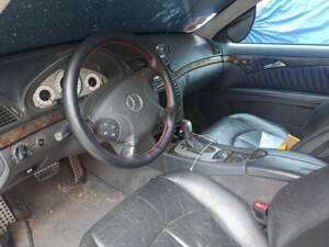 Image 8/8 of Mercedes-Benz E 500 (2004)