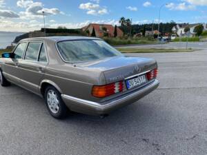 Image 4/5 of Mercedes-Benz 300 SEL (1989)