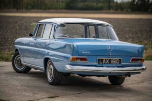 Image 3/10 de Mercedes-Benz 200 (1966)