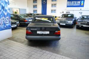 Immagine 24/30 di Mercedes-Benz 320 CE (1993)