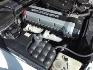 Image 28/50 of Mercedes-Benz 300 SL-24 (1989)