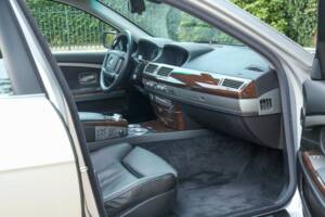 Immagine 44/50 di BMW 750i (2007)