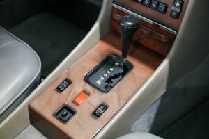 Afbeelding 14/24 van Mercedes-Benz 560 SL (1988)