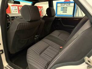Bild 13/20 von Mercedes-Benz 250 D Turbo (1991)