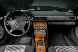 Image 17/40 de Mercedes-Benz E 220 (1995)