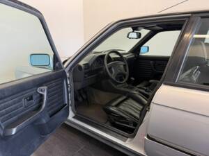 Immagine 23/50 di BMW 325i Touring (1992)