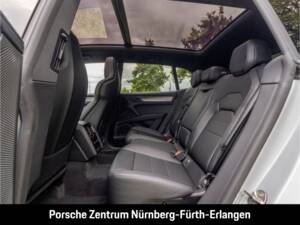Image 25/50 of Porsche Cayenne S Electric (2026)