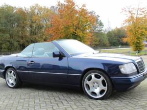 Immagine 1/8 di Mercedes-Benz E 200 (1995)