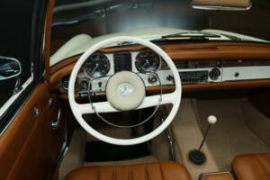 Image 14/50 of Mercedes-Benz 230 SL (1965)