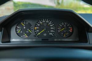 Image 38/46 de Mercedes-Benz 300 CE (1988)