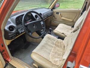 Image 9/41 of Mercedes-Benz 200 D (1981)