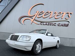 Image 3/36 of Mercedes-Benz E 200 (1994)