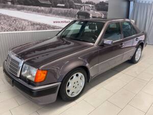 Image 2/19 de Mercedes-Benz 500 E (1992)