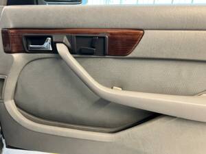 Image 21/64 of Mercedes-Benz 280 SE (1983)