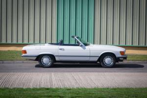 Afbeelding 4/35 van Mercedes-Benz 280 SL (1984)