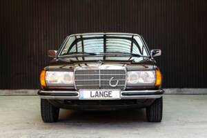 Image 1/100 of Mercedes-Benz 230 CE (1983)