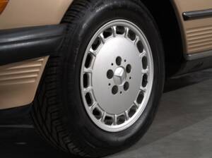 Image 9/47 de Mercedes-Benz 560 SL (1987)