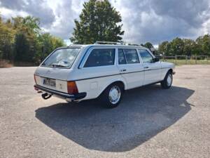 Image 1/20 of Mercedes-Benz 200 T (1983)