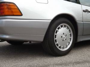 Image 12/50 de Mercedes-Benz 500 SL (1991)