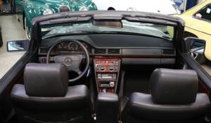 Immagine 23/43 di Mercedes-Benz E 200 (1994)