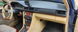 Bild 5/5 von Mercedes-Benz 230 E (1989)