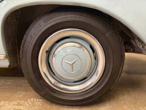 Image 14/20 of Mercedes-Benz 250 SE (1967)