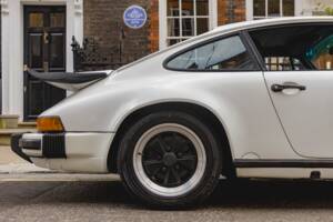 Image 16/33 of Porsche 911 Carrera 3.2 (1988)