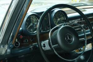 Image 24/50 of Mercedes-Benz 280 SE 3,5 (1970)