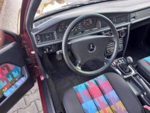 Image 57/137 of Mercedes-Benz 190 E 1.8 Avantgarde &quot;Rosso&quot; (1992)
