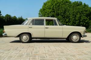 Image 5/50 of Mercedes-Benz 200 (1966)