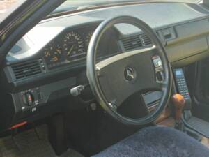 Image 2/8 of Mercedes-Benz 230 E (1988)