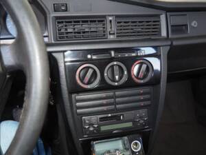 Image 61/137 of Mercedes-Benz 190 E 1.8 Avantgarde &quot;Rosso&quot; (1992)