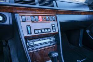 Immagine 30/50 di Mercedes-Benz 300 CE-24 3.4 AMG (1993)